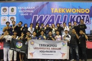 AMIKOM KEMBALI MENCURI PERHATIAN, 19 MEDALI DI RAIH DALAM KEJUARAAN NASIONAL TAEKWONDO GRADE-C WALI KOTA CUP X 2023. ti-amikomyk.com